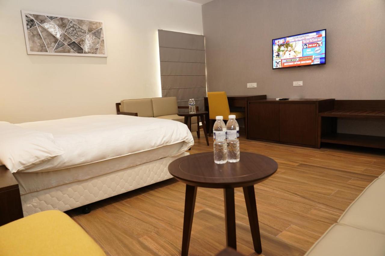Hotel D Dev Виджаявада Экстерьер фото